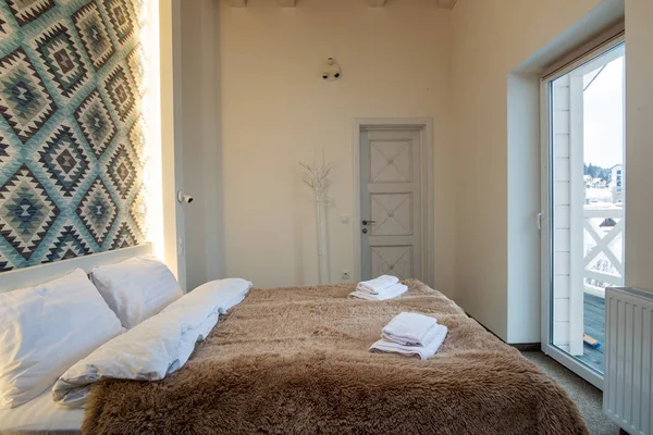 広々としたホテルのベッドルームのインテリアで大きなdに新鮮なリネン — ストック写真