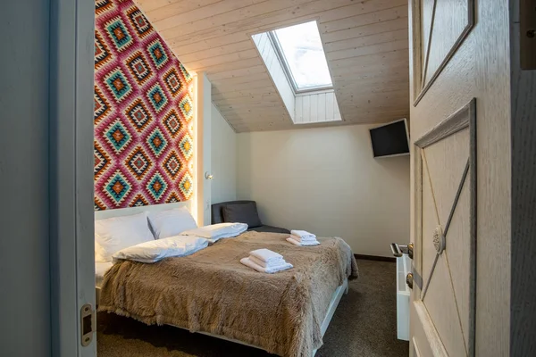 Interior of a spacious hotel bedroom on attic floor with fresh l — Stockfoto