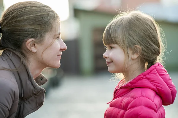 Young mom and her daughter girl together outdoors. — 스톡 사진