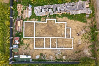 Gelecekteki tuğlalı evler için inşaat alanının havadan görüntüsü, beton fo