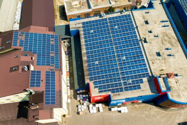 Tozdan monte edilmiş birçok voltaik güneş panelinin hava görüntüsü