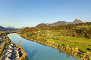 Hızlı giden trafiği olan otoban otoyolunun havadan görüntüsü 