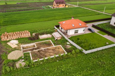 Gelecekteki tuğlalı evler için inşaat alanının havadan görüntüsü, beton fo