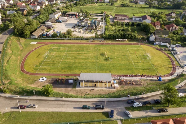 Yeşil kaplı bir stadyumdaki futbol sahasının havadan görünüşü. — Stok fotoğraf