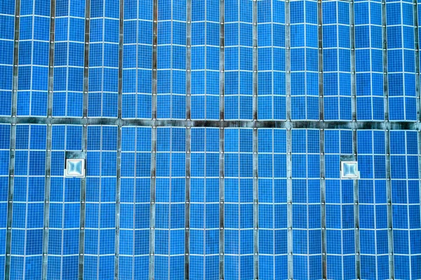 Tozdan monte edilmiş birçok voltaik güneş panelinin hava görüntüsü — Stok fotoğraf