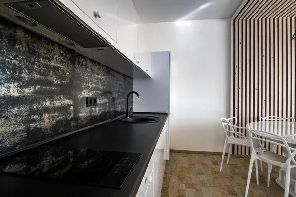 Intérieur de cuisine spacieuse moderne avec murs blancs, décoratif — Photo
