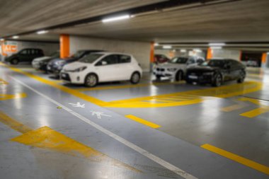 Sarı işaretli bulanık modern arabaların içine park edilmiş.