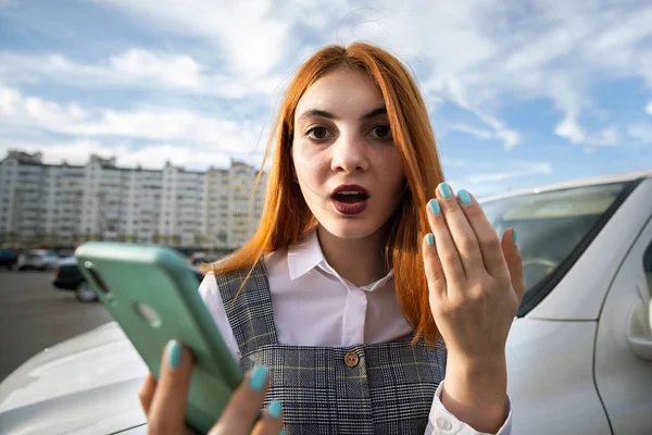 Портрет фешенебельной девушки-подростка с рыжими волосами — стоковое фото