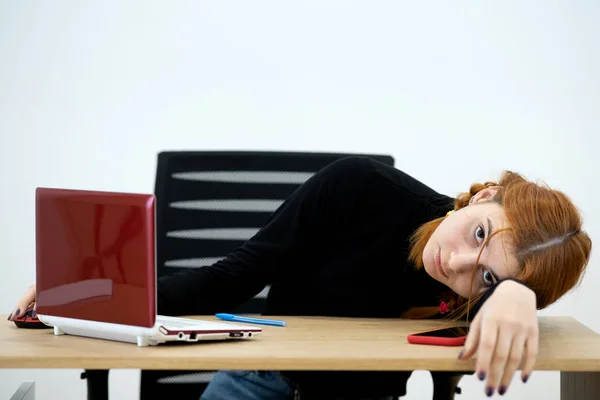 Mujer trabajadora de oficina cansada durmiendo una siesta detrás del escritorio de trabajo . — Foto de Stock
