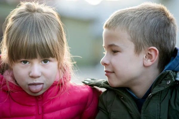 Duas crianças menino e menina brincando se divertindo juntos — Fotografia de Stock