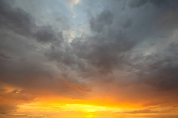 Coucher de soleil ciel couvert de nuages gonflés orange dans la soirée. — Photo