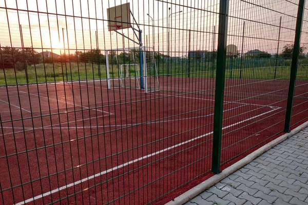 Im Freien Mini-Fußball- und Basketballplatz mit Balltor und B — Stockfoto