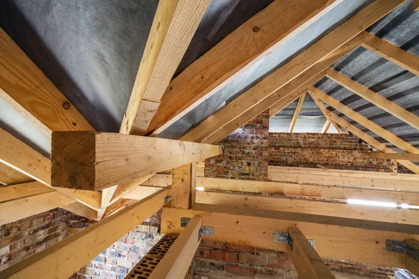 Dachgeschoss eines im Bau befindlichen Gebäudes mit Holzbalken eines — Stockfoto