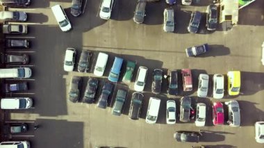 Süpermarketin otoparkında ya da indirimli araba pazarında birçok arabanın üst düzey görüntüsü..