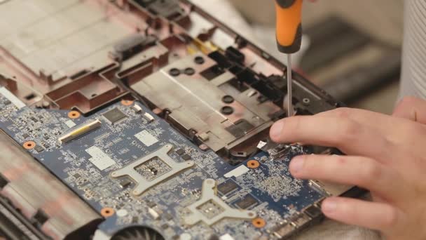 Nahaufnahme Von Technikerhänden Die Das Kühlsystem Des Laptops Reparieren — Stockvideo