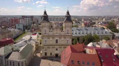 Ukrayna 'nın İvano-Frankivsk kentindeki tarihi merkezin hava manzarası.