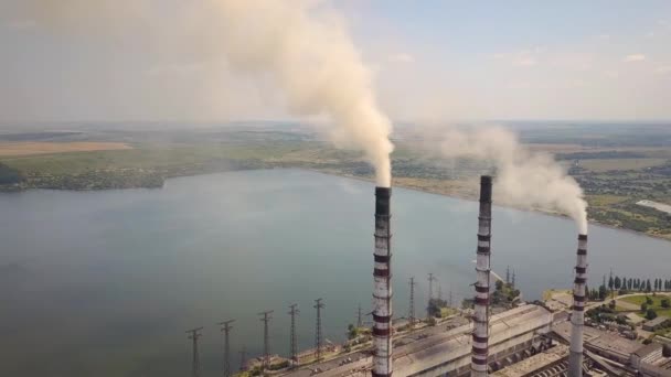 Widok Lotu Ptaka Wysokie Rury Kominowe Szarym Dymem Elektrowni Węglowej — Wideo stockowe