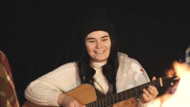 Grupo Pessoas Divertindo Sentado Perto Fogueira Livre Noite Tocando Guitarra — Vídeo de Stock