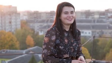 Açık havada sıcak yaz gününde eğlenen mutlu siyah saçlı bir kadının portresi..