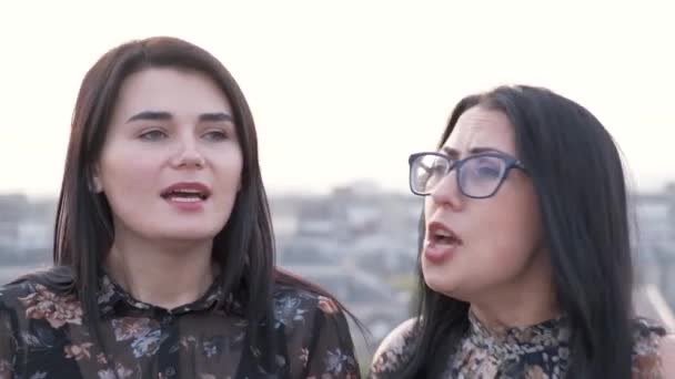 Sebuah Band Menyanyikan Sebuah Lagu Pada Hari Musim Panas Yang — Stok Video