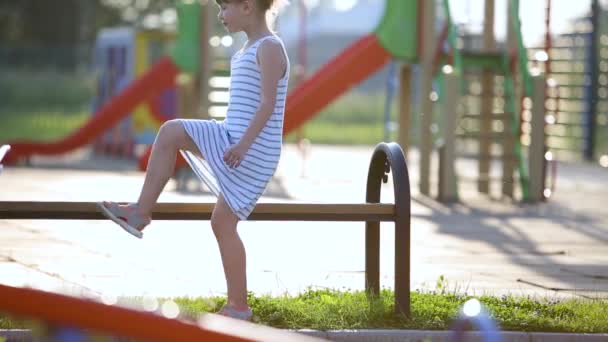 Schattig Kind Meisje Wachten Haar Moeder Liggen Een Bank Zomer — Stockvideo