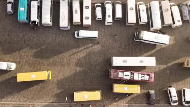 Images Aériennes Nombreuses Voitures Autobus Circulant Dans Une Rue Animée — Video