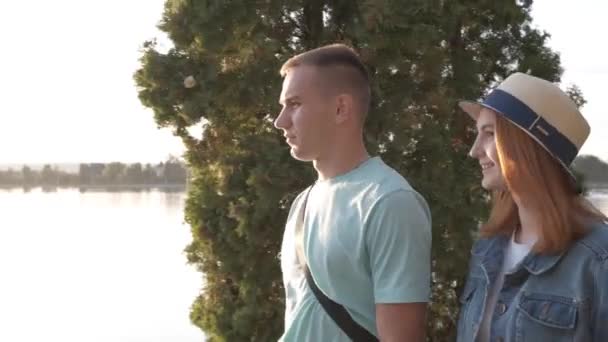 Feliz Casal Adolescente Andando Parque Outono Margem Lago Conversando Felizes — Vídeo de Stock