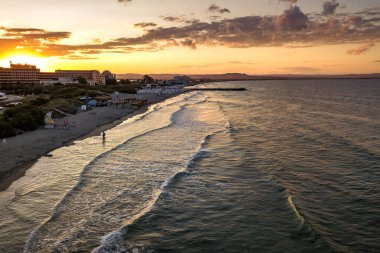 Karadeniz kıyısındaki Pomorie şehrinin hava manzarası. Birçok otel binası ve turistik altyapısı olan en iyi kumsal manzarası.