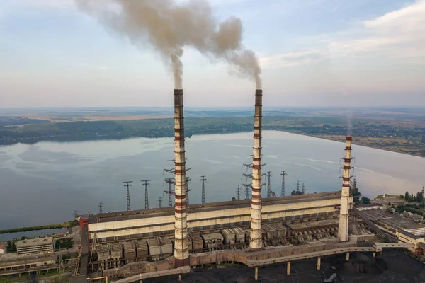 石炭発電所から灰色の煙と高煙突パイプの空中ビュー 化石燃料を用いた電気の生産 — ストック写真