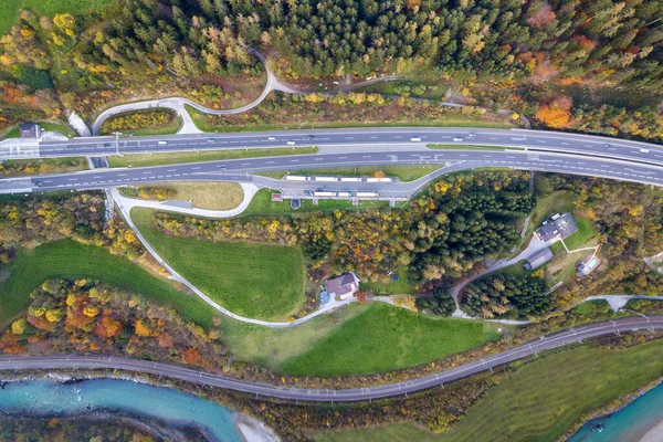 Вид Сверху Скоростную Автомагистраль Между Желтыми Осенними Лесами Синей Рекой — стоковое фото