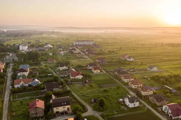 Luftbild Einer Kleinstadt Oder Eines Dorfes Mit Häuserzeilen Und Grünen — Stockfoto