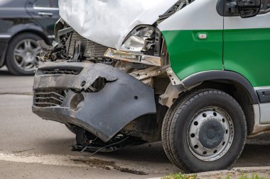 Şehir caddesinde araba kazasından sonra ağır hasar görmüş..