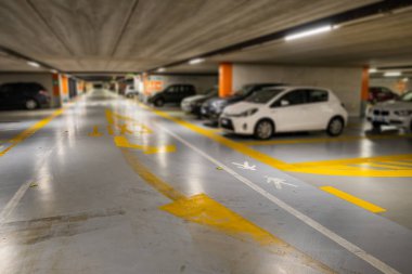 Bulanık modern arabalı sarı işaretler kapalı yeraltı otoparkının içine park edilmiş..