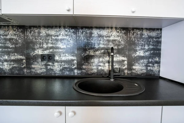 Interior Dari Dapur Modern Yang Luas Dengan Furnitur Kontemporer Putih — Stok Foto