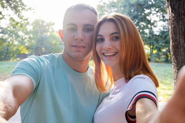 Happy Young Couple Taking Selfie Outdoors Warm Sunny Weather — Stock Photo, Image