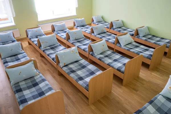 Багато Маленьких Ліжок Свіжою Білизною Дошкільному Дошкільному Порожньому Інтер Єрі — стокове фото