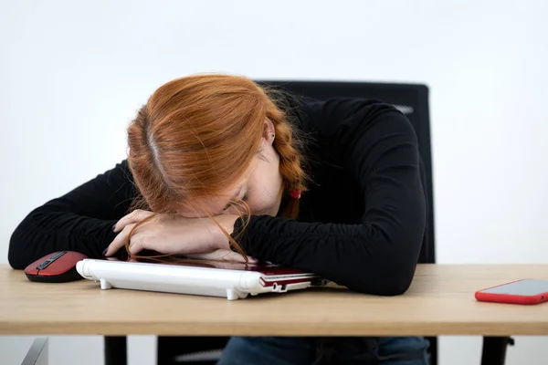 Mujer Trabajadora Oficina Cansada Durmiendo Una Siesta Detrás Del Escritorio — Foto de Stock