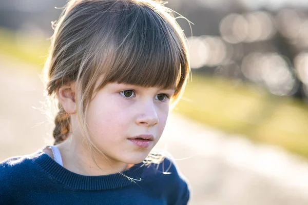 Portret Van Een Mooi Meisje Buiten Een Zonnige Warme Herfstdag — Stockfoto