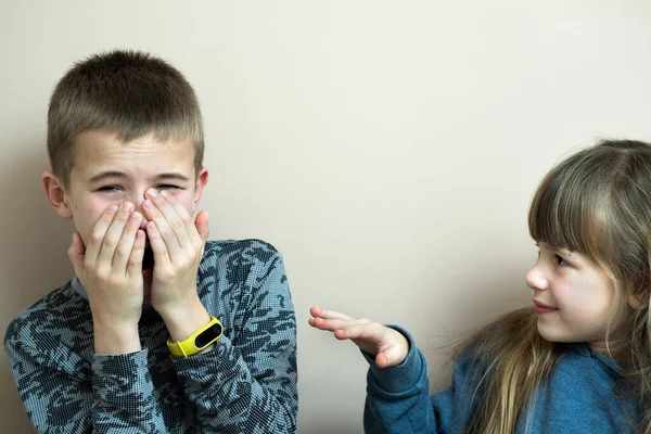 Dos Niños Niño Niña Divirtiéndose Juntos Concepto Infancia Feliz —  Fotos de Stock