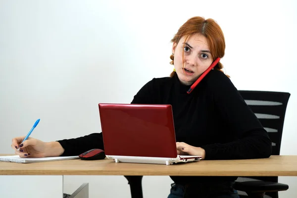 Mujer Joven Trabajadora Oficina Hablando Teléfono Celular Sentado Detrás Escritorio — Foto de Stock