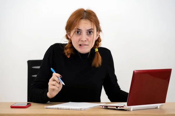 Sorprendida Joven Trabajadora Oficina Seria Sentada Detrás Escritorio Trabajo Con — Foto de Stock