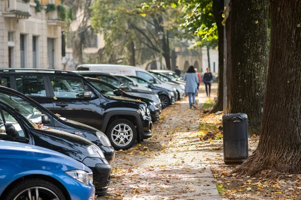 Modern Autók Parkolnak Városi Utcában Lakóövezetben Fényes Járművek Parkolnak Járdaszegély — Stock Fotó