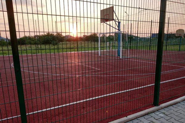 Outdoor Mini Fußball Und Basketballplatz Mit Balltor Und Korb Umgeben — Stockfoto