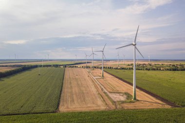 Rüzgar türbini jeneratörlerinin temiz ekolojik elektrik üreten hava görüntüsü.