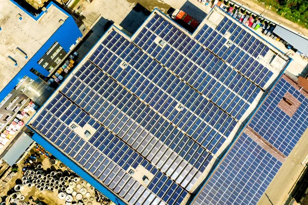 Vista Aérea Muitos Painéis Solares Fotovoltaicos Montados Telhado Edifício Industrial — Fotografia de Stock