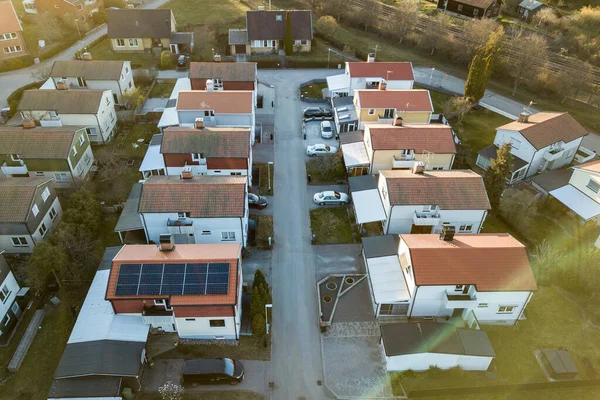 Luftaufnahme Von Wohnhäusern Mit Roten Dächern Und Straßen Mit Geparkten — Stockfoto