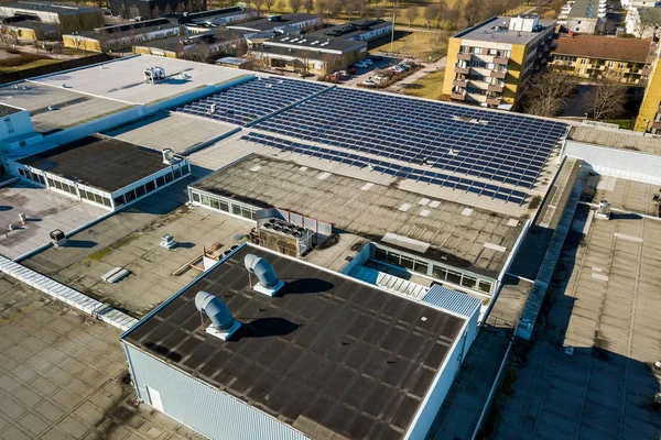 工业建筑物屋面许多光伏太阳能电池板的空中景观 — 图库照片