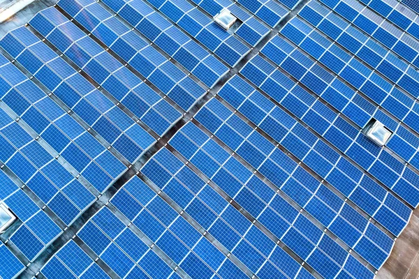 Vista Aérea Muitos Painéis Solares Fotovoltaicos Montados Telhado Edifício Industrial — Fotografia de Stock