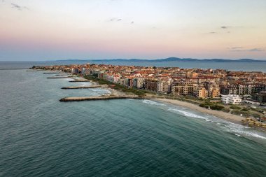 Karadeniz kıyısındaki Pomorie şehrinin hava manzarası. Birçok otel binası ve turistik altyapısı olan en iyi kumsal manzarası.