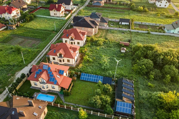 Luftaufnahme Einer Ländlichen Wohngegend Mit Privathäusern Zwischen Grünen Feldern Bei — Stockfoto